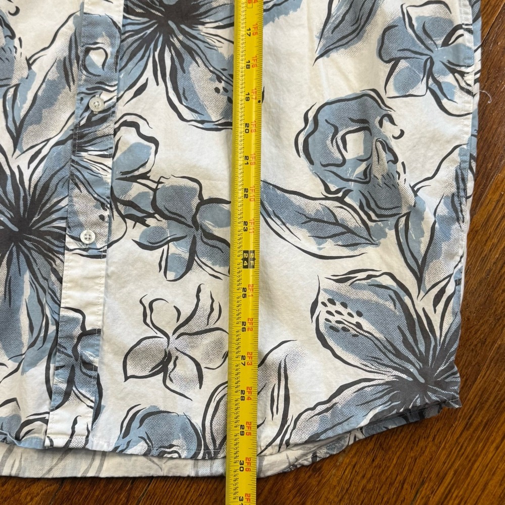Quicksilver Men's Large Blue/gray Tropical Skull Pattern  Button Up Casual - Picture 6 of 6
